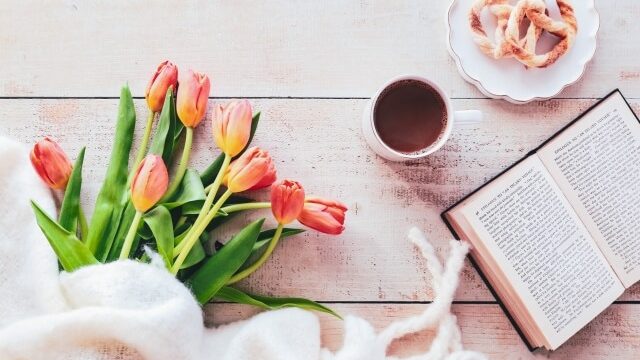 チューリップと読書とティー　イメージ画像